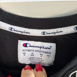 Woman’s cropped Champion Logo Print Black Crewneck sweatshirt